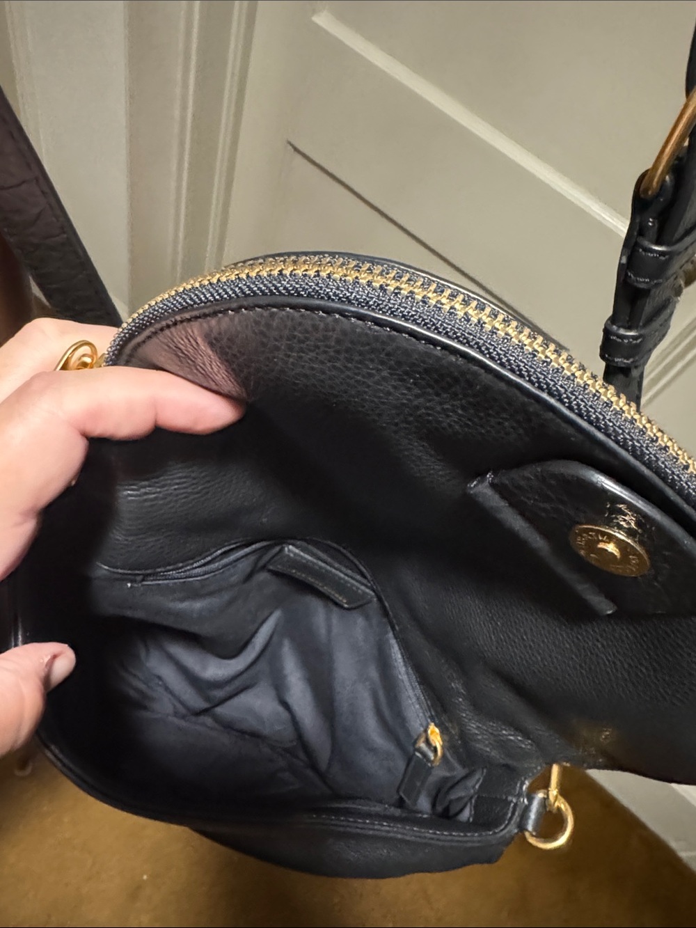 Marc Jacobs Black Pebbled Leather Shoulder Bag with Gold Plate - Picture 7 of 8